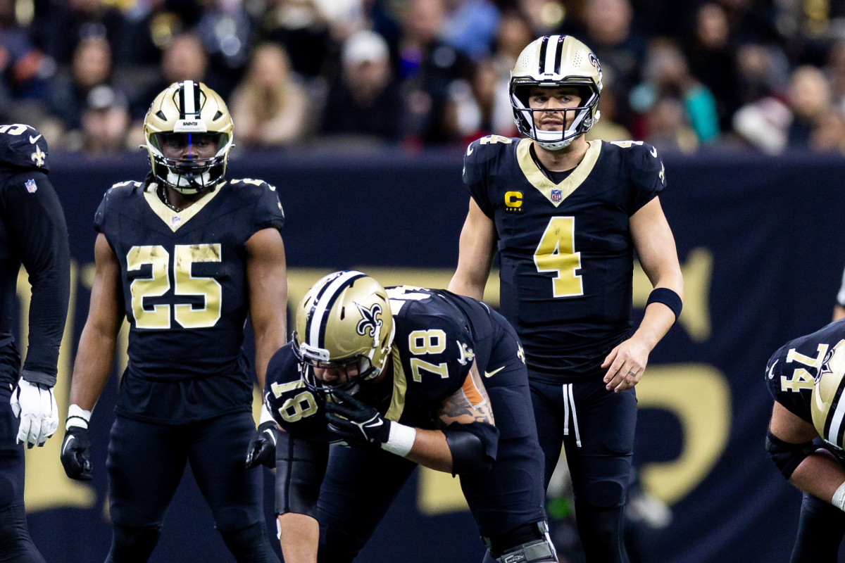 New Orleans Saints quarterback Derek Carr (4) looks over the Atlanta Falcons defense.